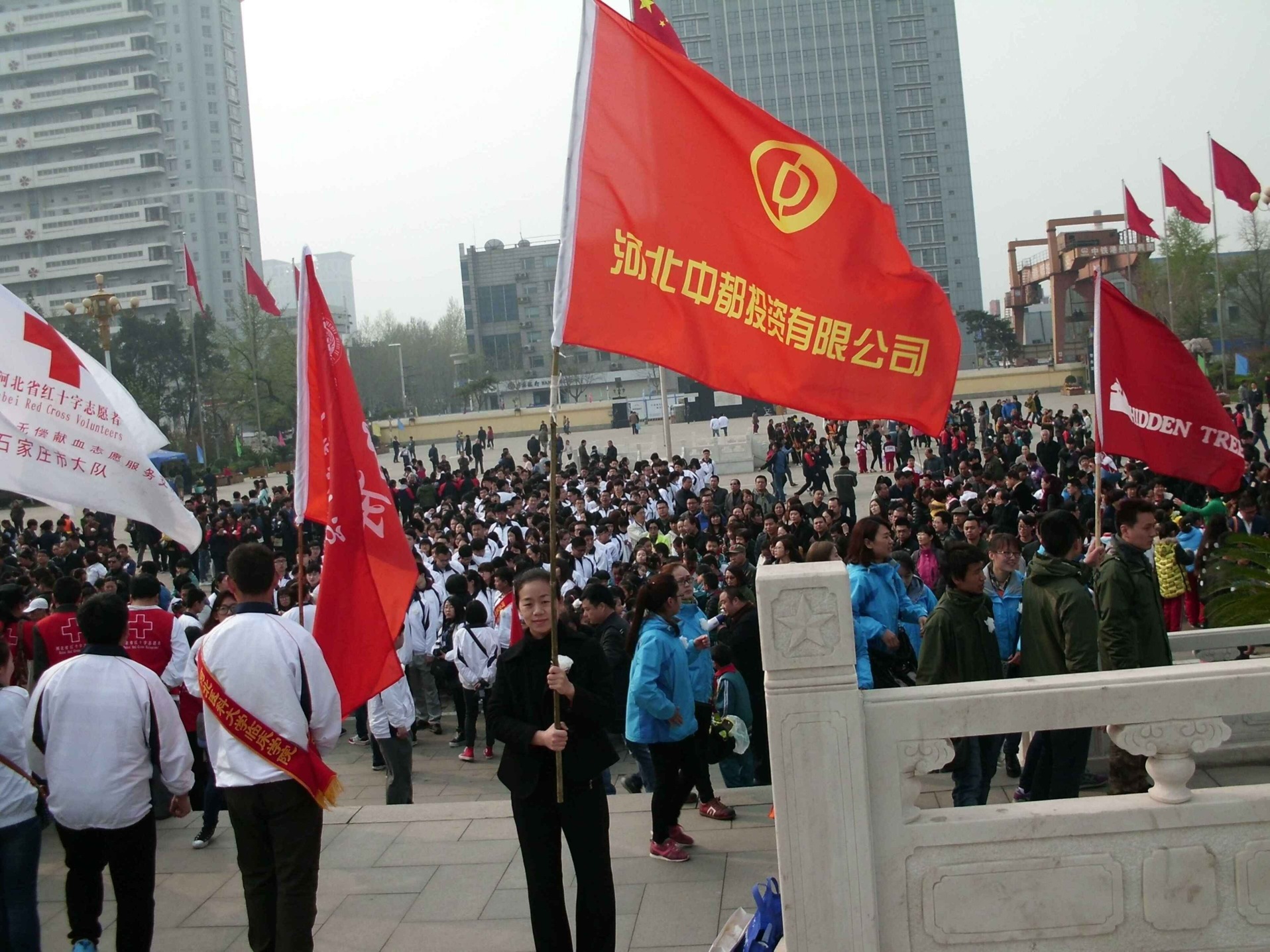 公司干部職工，到華北軍區(qū)烈士陵園掃墓，深切緬懷革命先烈